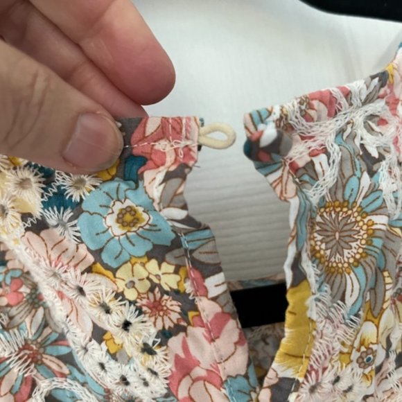 Solitaire Embroidered Flowered blouse - Picture 4 of 5